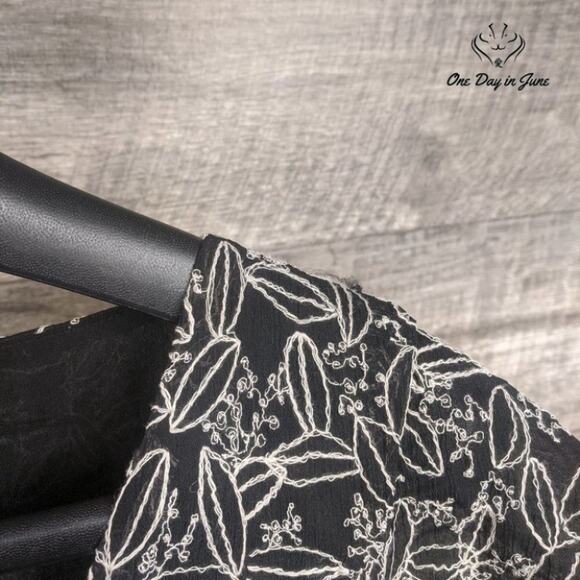 Jones Wear Embroidered Short Sleeve Top Size 4 - Picture 2 of 3